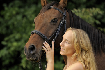 Pferd mit junger Frau