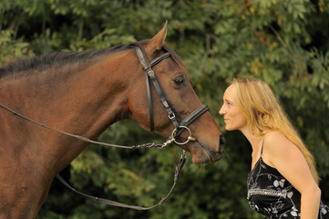 Fototapeta premium Junge Frau mit Pferd
