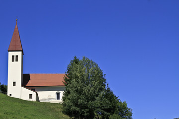 Fototapeta na wymiar Dorfkirche auf einem Hügel