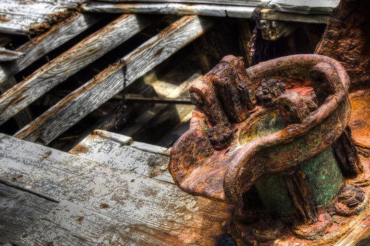 partie d'une carcasse de bateau abandonn&eacute;