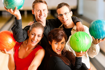 Freunde bowlen