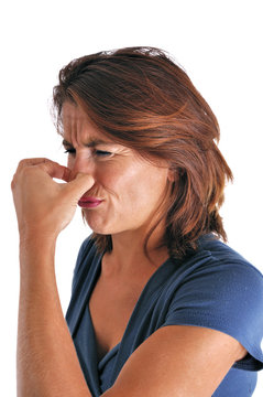 Femme qui se bouche le nez à cause des odeurs