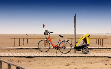 fahrrad mit kinderanhänger am strand