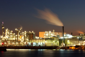 Obraz premium Industrie im Hamburger Hafen bei Nacht, Industry at night