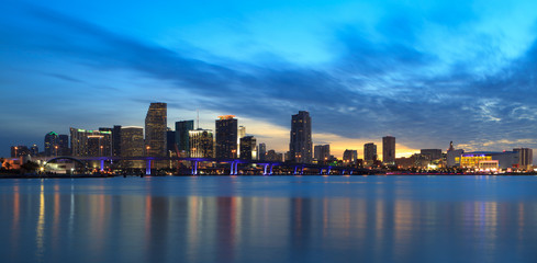 Fototapeta na wymiar Downtown Miami Skyline o zmierzchu