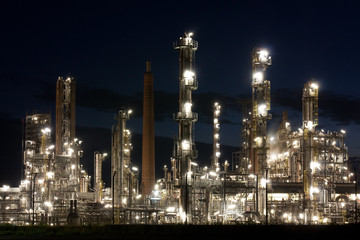 Fototapeta premium Raffinerie bei Heide in Schleswig-Holstein bei Nacht, Refinery