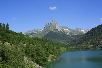 Naklejka na ściany i meble Foratata i Embalse de Lanuza, Pireneje