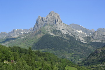 Fototapeta na wymiar Montaña del Pirineo, Foratata