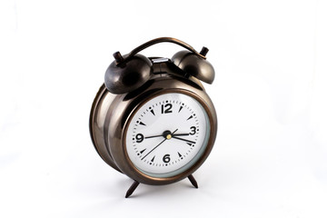 Rel&oacute;gio despertador em fundo branco