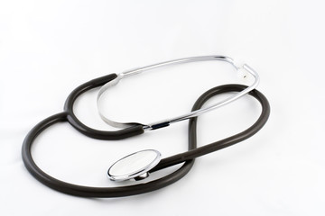Estetosc&oacute;pio em fundo branco