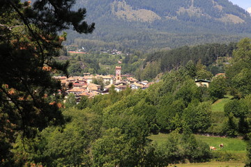Fototapeta premium paesaggio paese di montagna