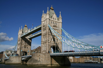 Fototapeta na wymiar View of the famous London Tower Bridge