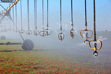 Center pivot crop irrigation system with water sprinklers