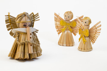 zwei Engel schauen beim Flötenspielen zu