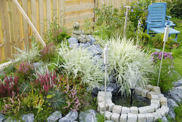 Steingarten mit Calluna Vulgaris Heidekraut