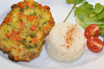 Möhrenbratling mit Reis und Salat