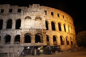 Fototapeta na wymiar Amfiteatr w Puli bei Nacht