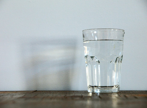 Wasserglas mit Reflex