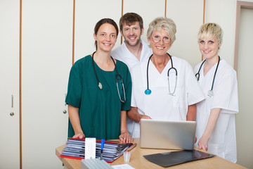 ärzte mit laptop in der klinik