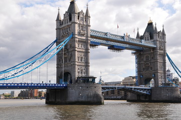 Fototapeta na wymiar Tower Bridge - Londyn sierpnia 2010