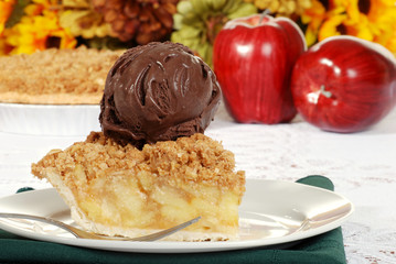 apple crumble with dark chocolate ice cream and fork