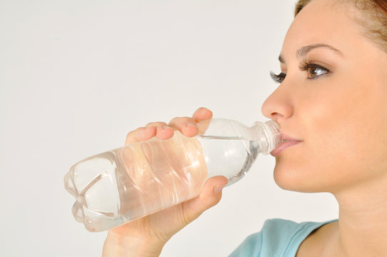 bere acqua giovane donna sport rinfrescarsi assetata