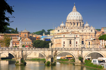 Fototapeta na wymiar Watykan od Ponte Umberto w Rzymie, Włochy