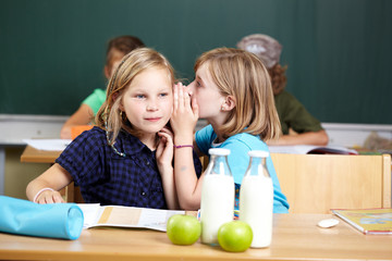 Tuscheln in der Grundschule
