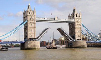 Fototapeta na wymiar London otwarty most zwodzony - Tower Bridge