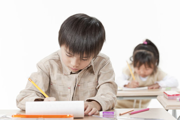 勉強をする子供たち