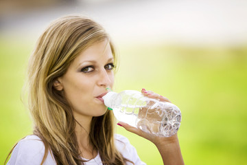 Frau trinkt Wasser