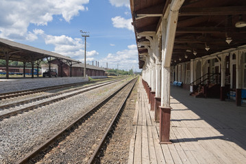 Fototapeta na wymiar Dworzec kolejowy w prowincjonalnym