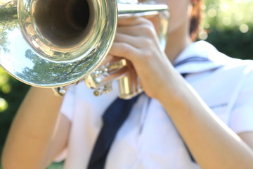 トランペットを吹く女子高生
