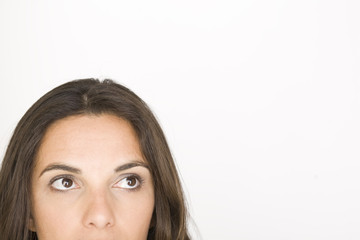 Frau schaut nach oben