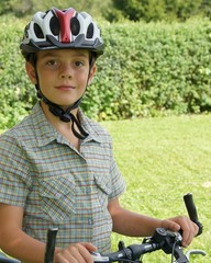 Sicherheit im Verkehr: Junge mit Fahrradhelm