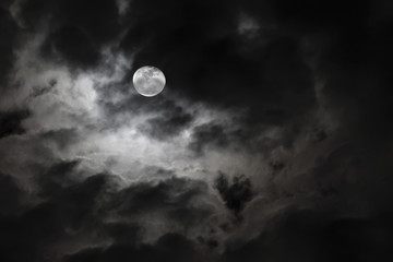 Naklejka na ściany i meble Spooky księżyc w pełni i upiorne białe chmury