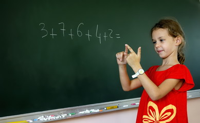 Ecolière faisant un calcul au tableau.