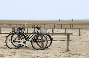 Fototapeta na wymiar Fahrräder am Strand
