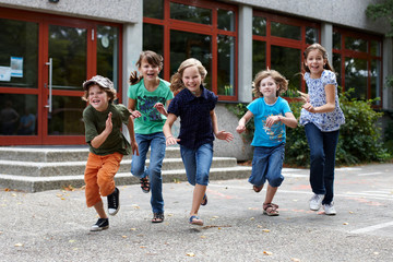 Kinder laufen auf Schulhof