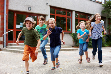 Kinder laufen auf Schulhof