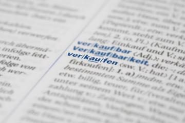 Fototapeta premium Wort verkaufen im Wörterbuch