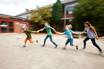 Kinder laufen auf Schulhof