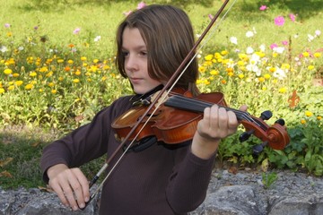 Junge mit Geige: Eine Serenade im Grünen