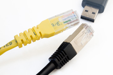 zwei TP Kabel und USB Stick