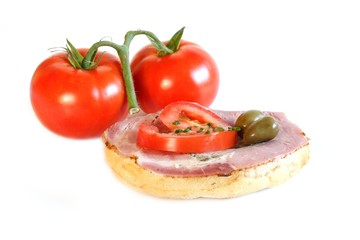 Brötchen mit kaltem Braten, Tomaten u. Oliven