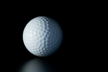 Golfball auf schwarzem Hintergrund