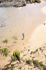 Bambino corre in spiaggia