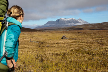 Naklejka na ściany i meble Wanderin mit Blick auf das Akka Massiv in Lappland