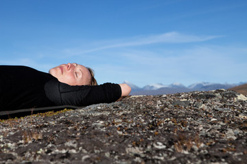 Wanderin beim relaxen nach einem harten Wandertag