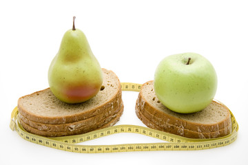Brot mit Obst und Maßband